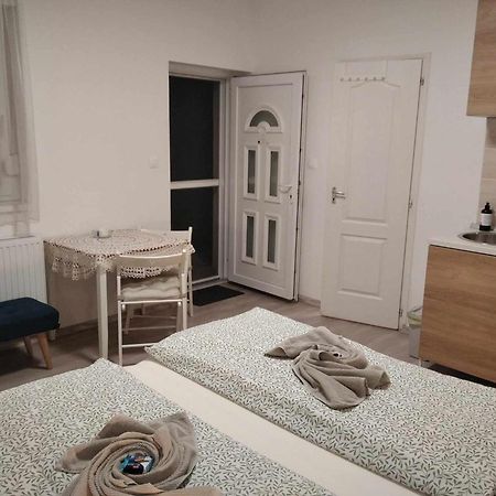 Esze Vendegszoba Tata Exterior foto