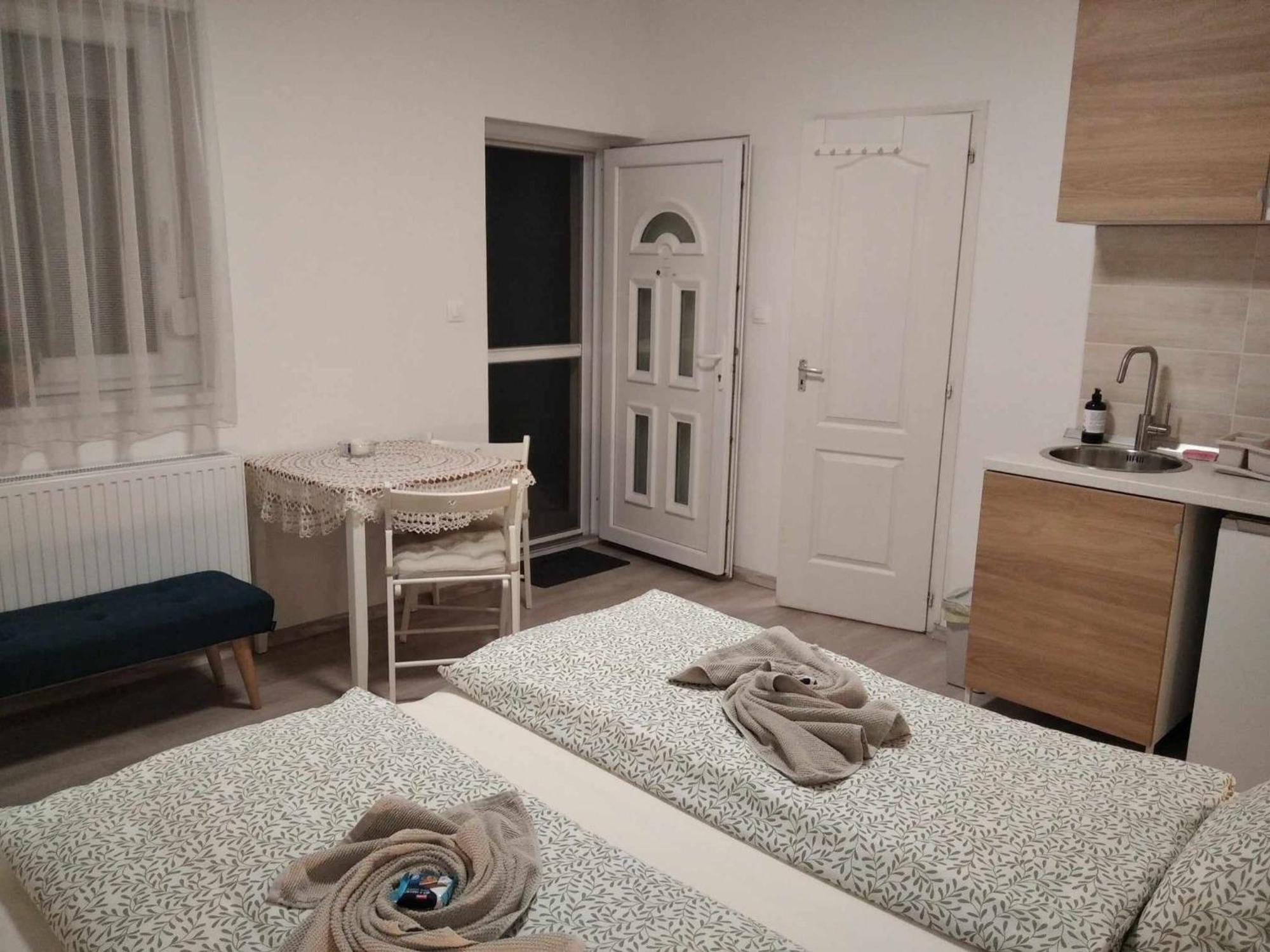 Esze Vendegszoba Tata Exterior foto