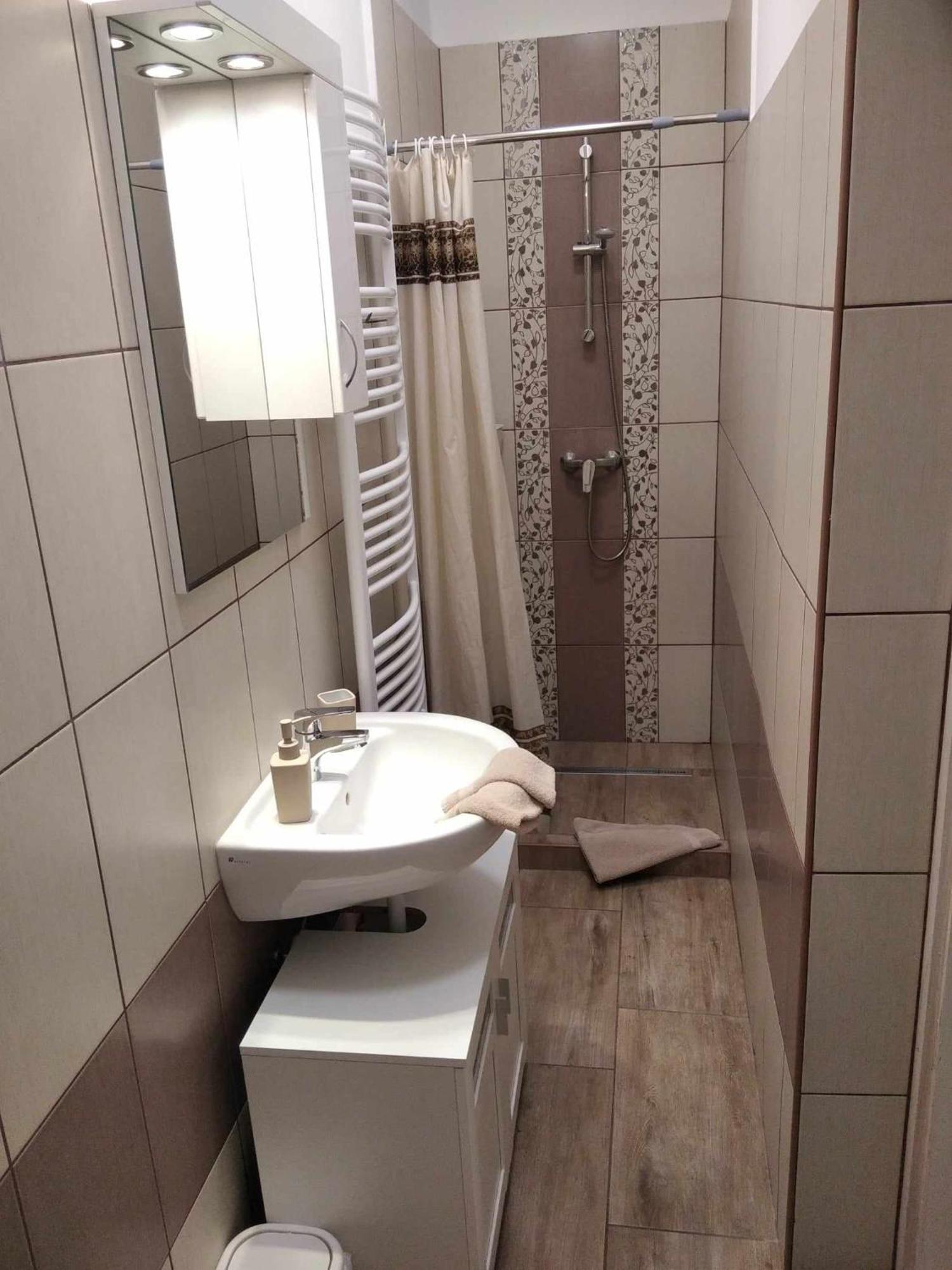 Esze Vendegszoba Tata Exterior foto